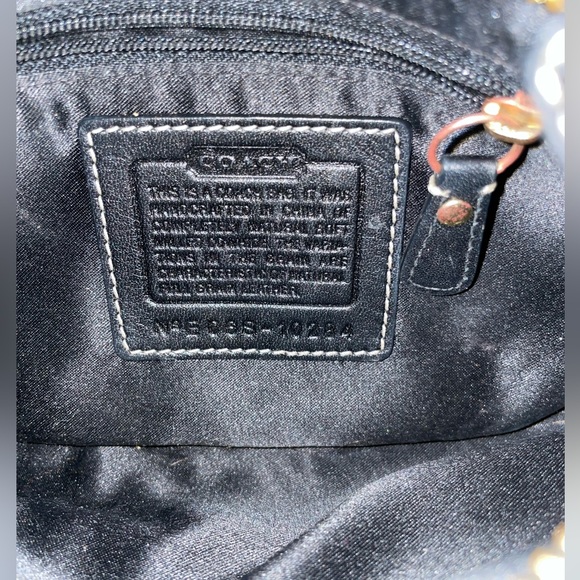 Small hobo bag… pebble leather authentic Coach purse with brass hardware - Picture 6 of 8